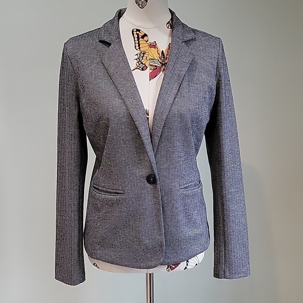 Tahari chevron design black & gray blazer jacket.  Very nice condition.  Medium